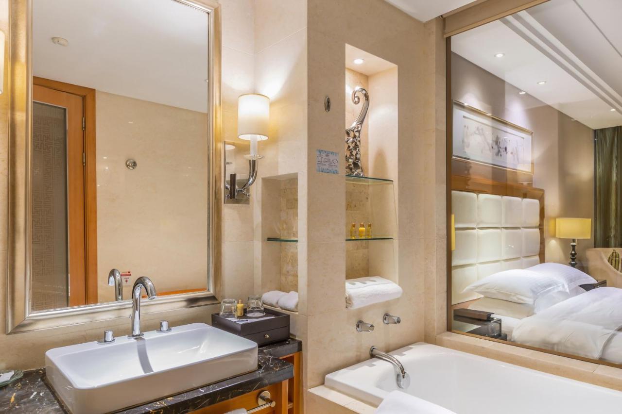 Wyndham Xinyang Downtown Hotel Buitenkant foto