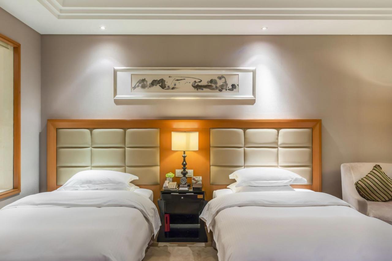 Wyndham Xinyang Downtown Hotel Buitenkant foto