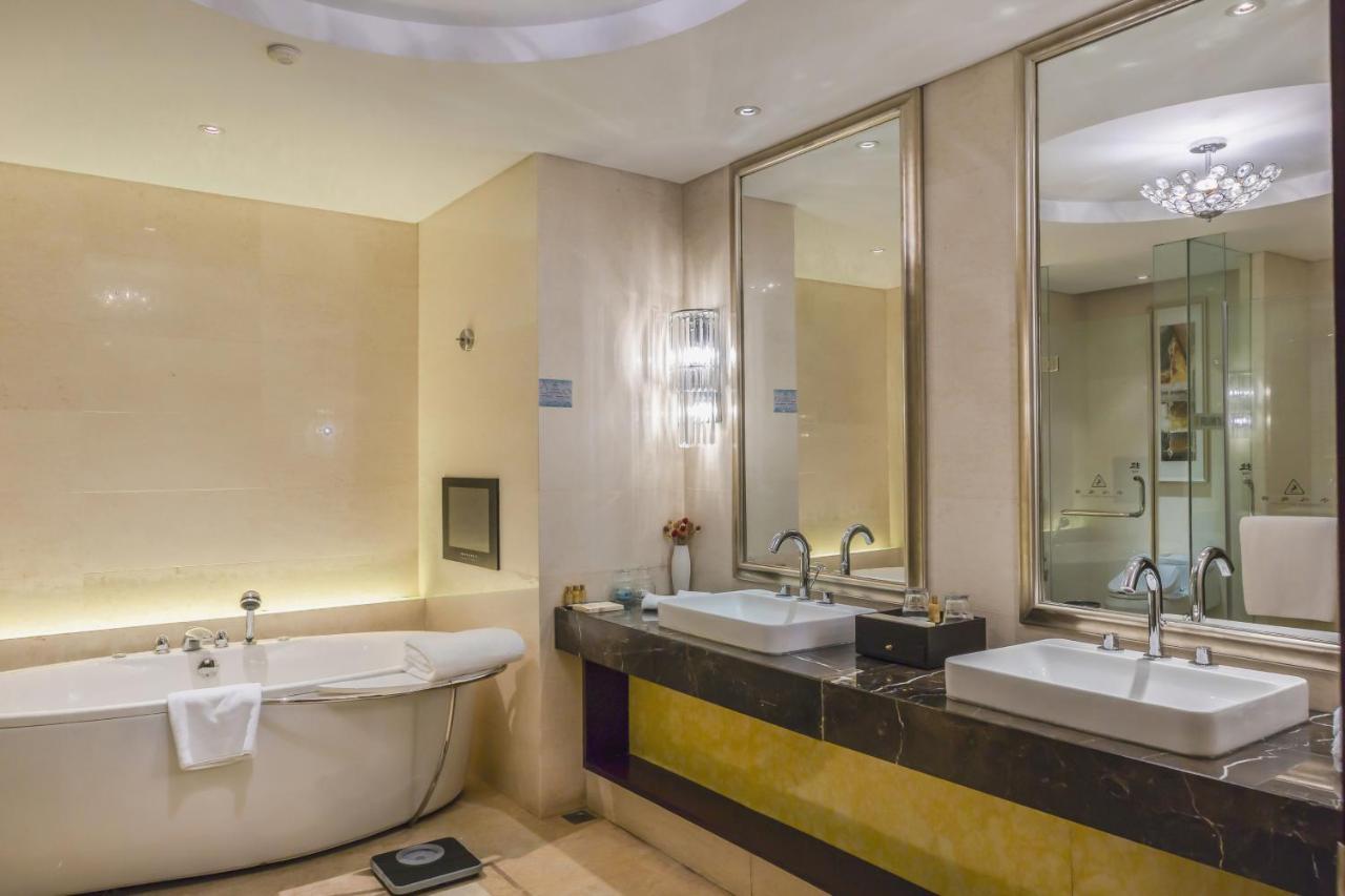 Wyndham Xinyang Downtown Hotel Buitenkant foto