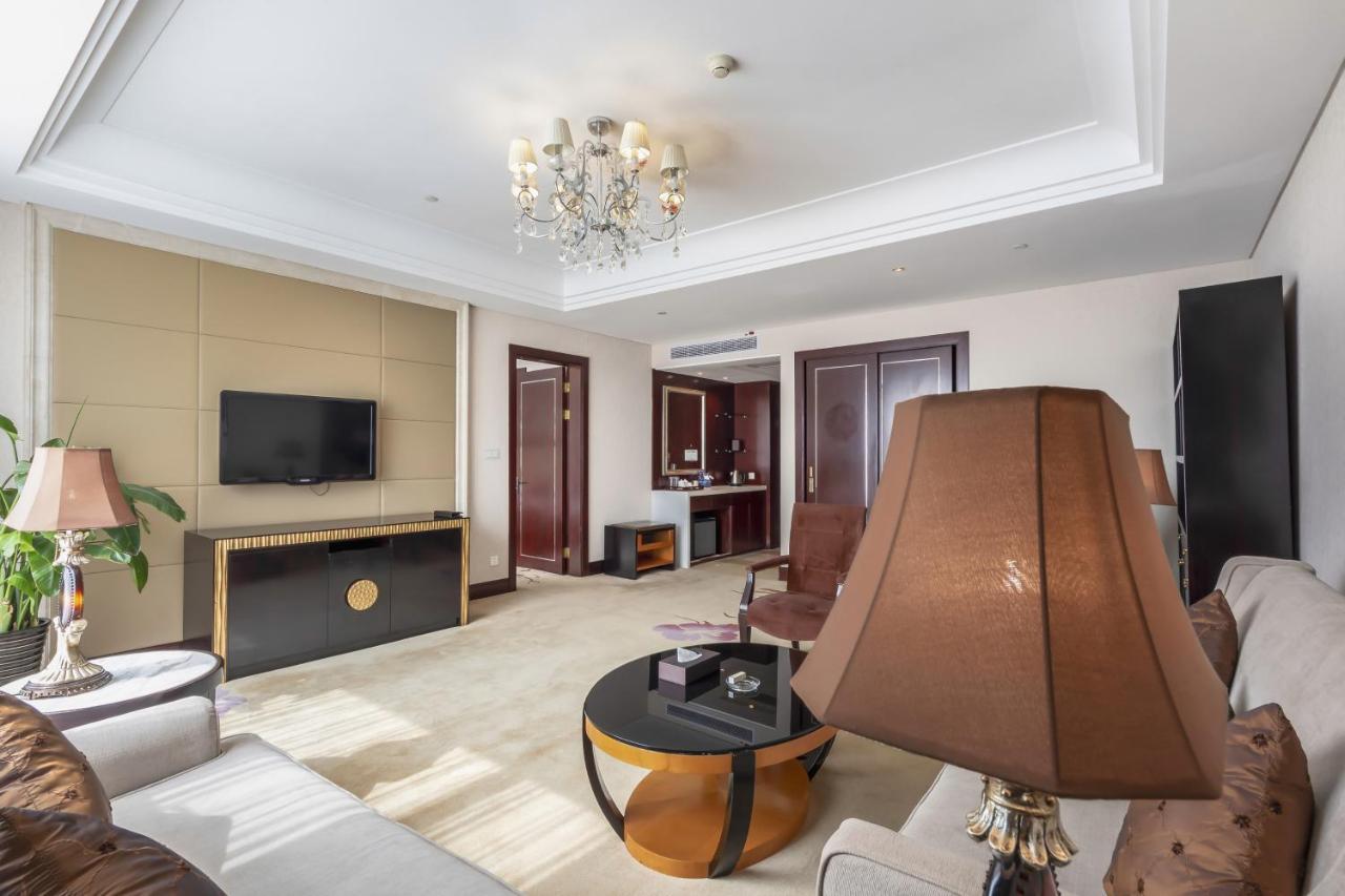 Wyndham Xinyang Downtown Hotel Buitenkant foto