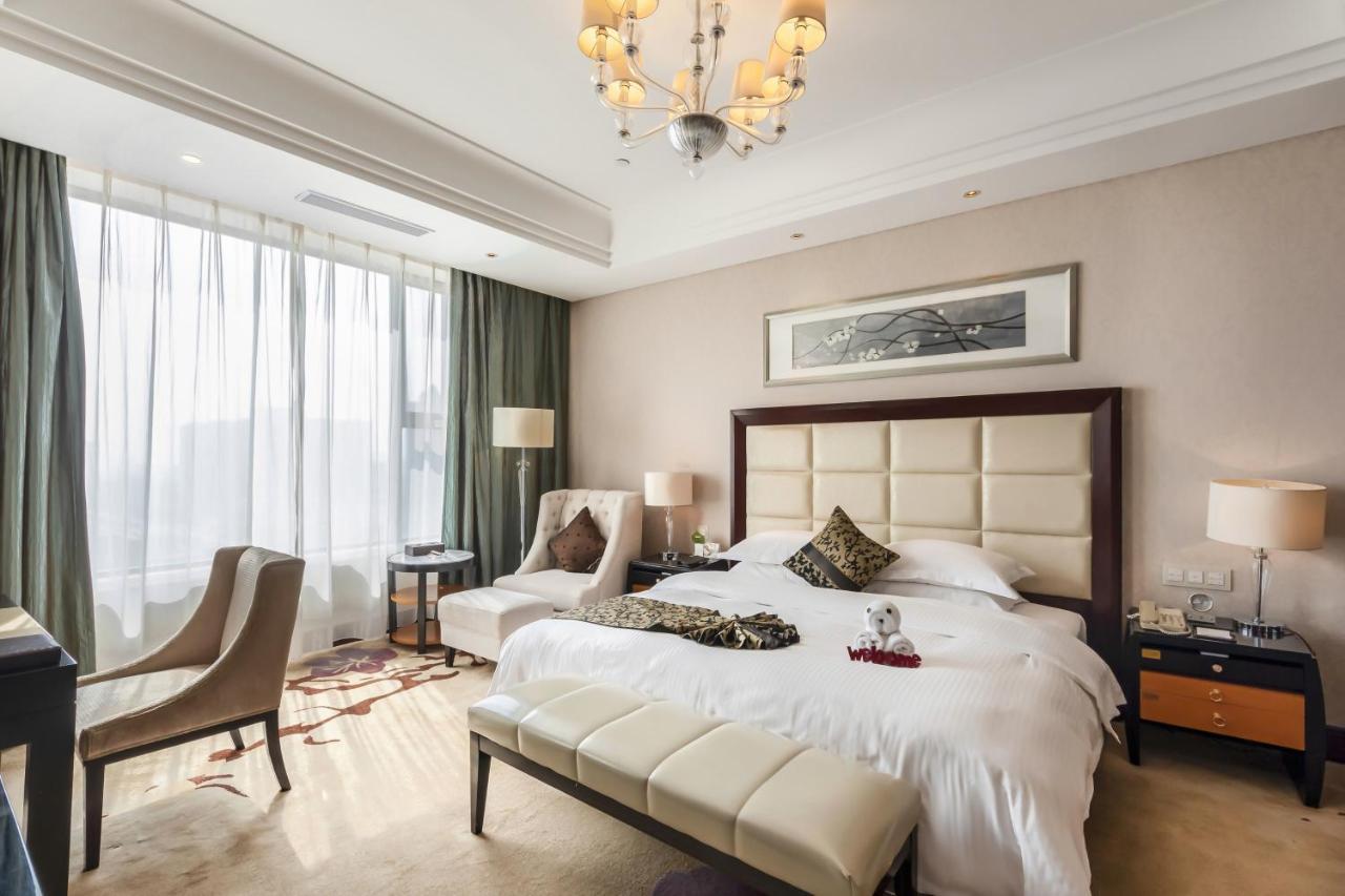Wyndham Xinyang Downtown Hotel Buitenkant foto