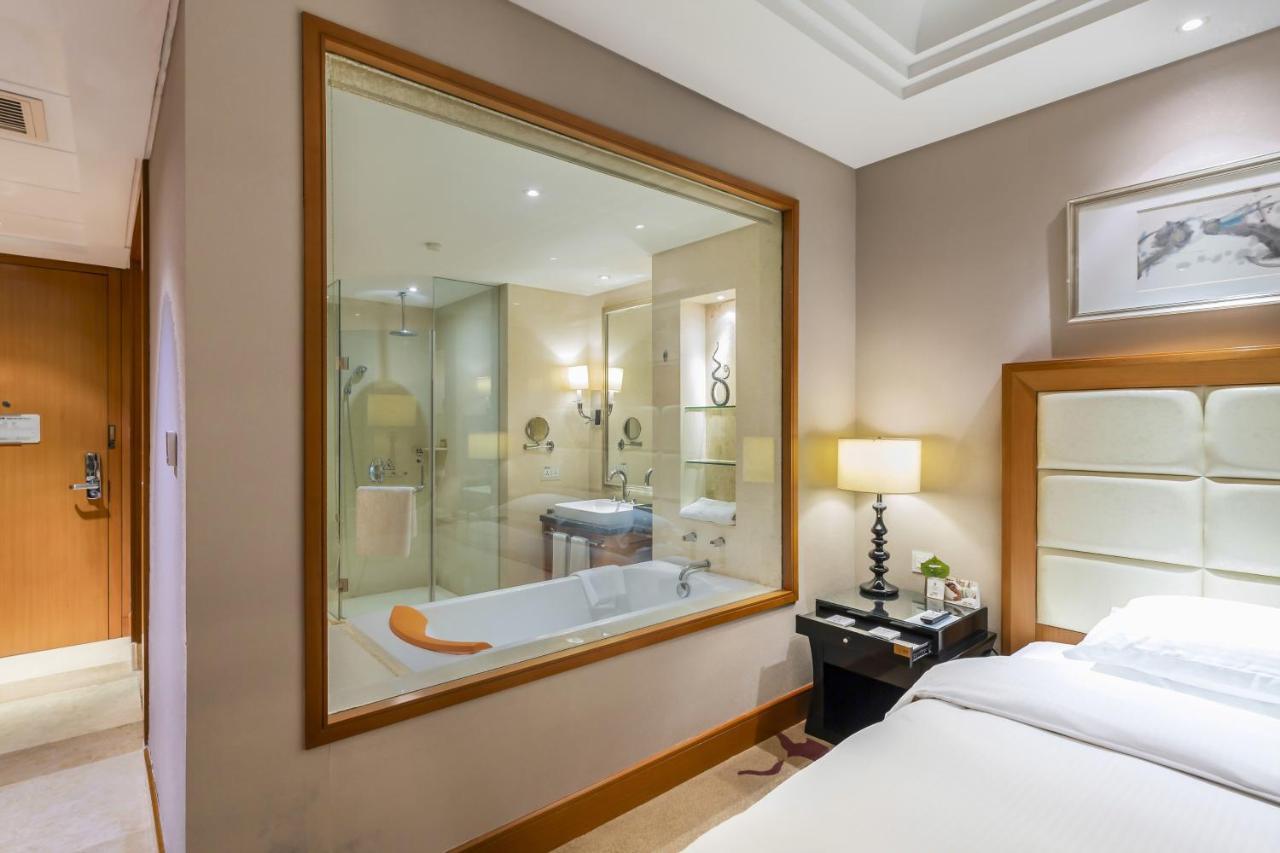 Wyndham Xinyang Downtown Hotel Buitenkant foto