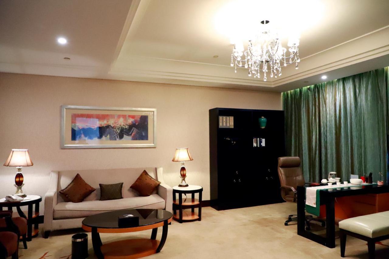 Wyndham Xinyang Downtown Hotel Buitenkant foto