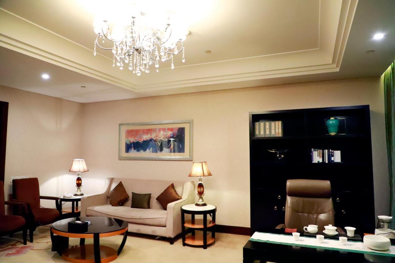 Wyndham Xinyang Downtown Hotel Buitenkant foto