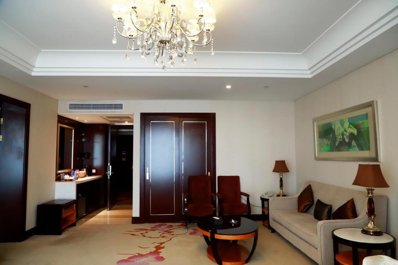 Wyndham Xinyang Downtown Hotel Buitenkant foto
