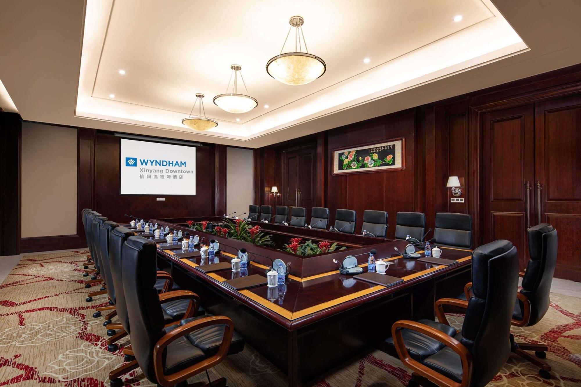 Wyndham Xinyang Downtown Hotel Buitenkant foto