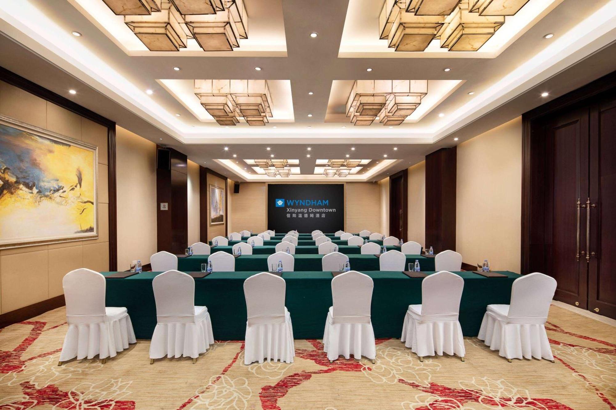 Wyndham Xinyang Downtown Hotel Buitenkant foto