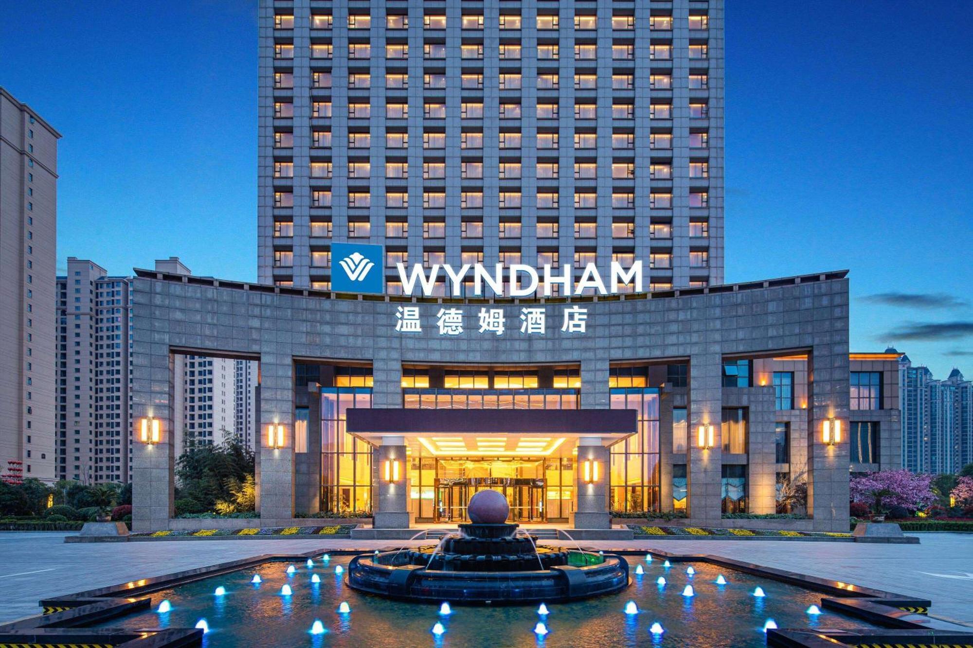 Wyndham Xinyang Downtown Hotel Buitenkant foto